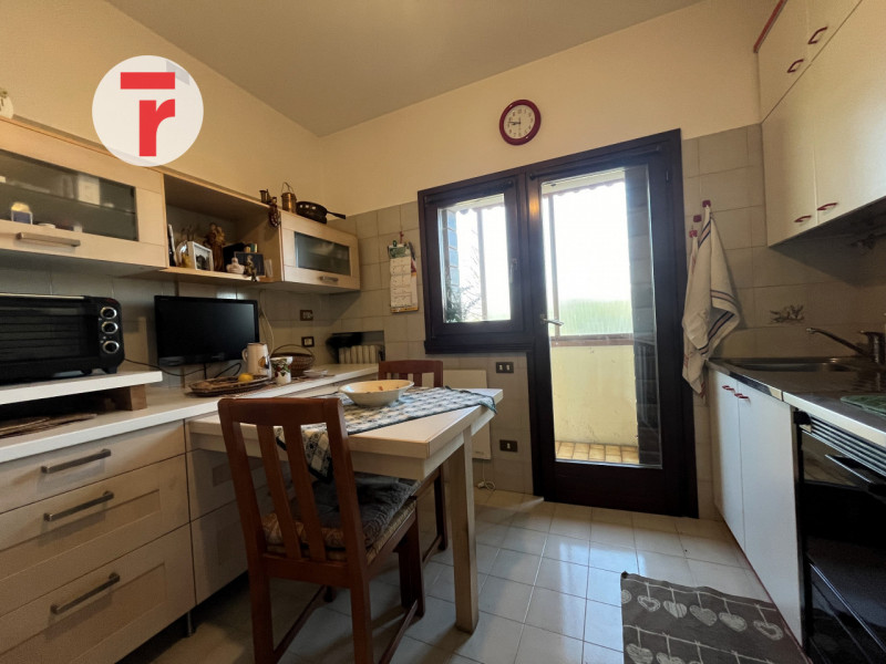 Ci troviamo nel Comune di Limena, in zona periferica verdeggiante a pochi passi dal centro paese;...