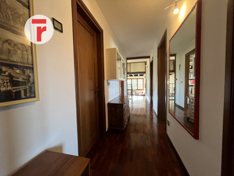 Ci troviamo nel Comune di Limena, in zona periferica verdeggiante a pochi passi dal centro paese;...