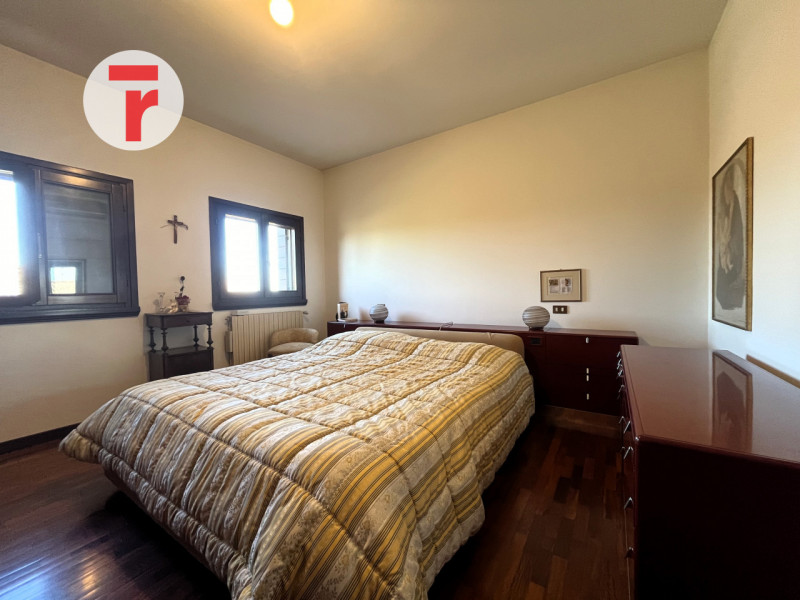 Ci troviamo nel Comune di Limena, in zona periferica verdeggiante a pochi passi dal centro paese;...