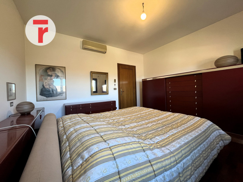 Ci troviamo nel Comune di Limena, in zona periferica verdeggiante a pochi passi dal centro paese;...