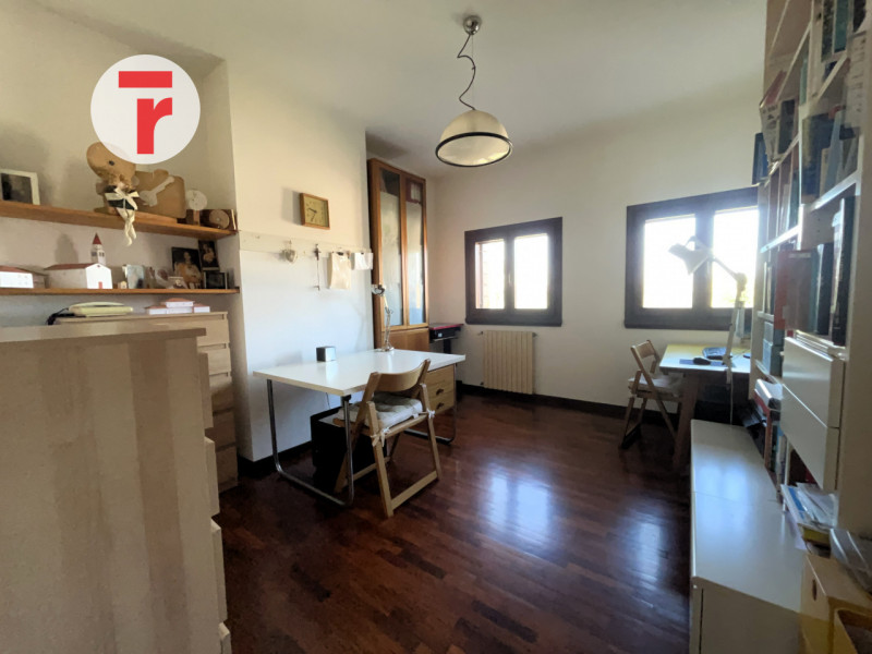 Ci troviamo nel Comune di Limena, in zona periferica verdeggiante a pochi passi dal centro paese;...