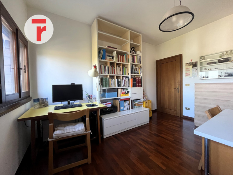 Ci troviamo nel Comune di Limena, in zona periferica verdeggiante a pochi passi dal centro paese;...