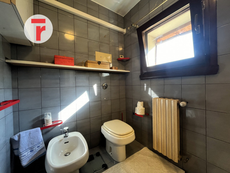 Ci troviamo nel Comune di Limena, in zona periferica verdeggiante a pochi passi dal centro paese;...