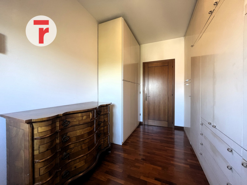 Ci troviamo nel Comune di Limena, in zona periferica verdeggiante a pochi passi dal centro paese;...