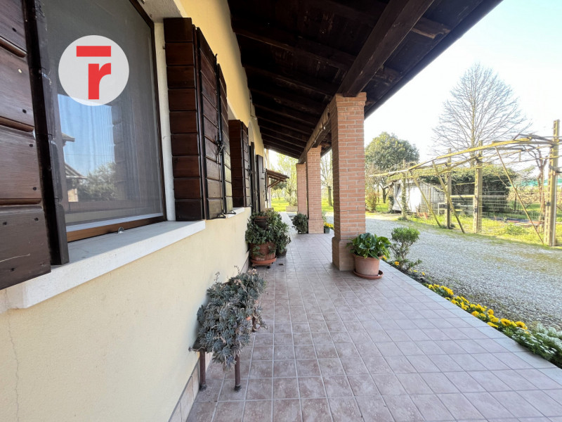 Ci troviamo nel Comune di Limena, in zona periferica verdeggiante a pochi passi dal centro paese;...