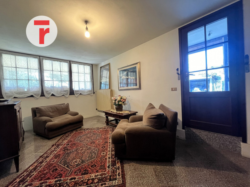 Ci troviamo nel Comune di Limena, in zona periferica verdeggiante a pochi passi dal centro paese;...