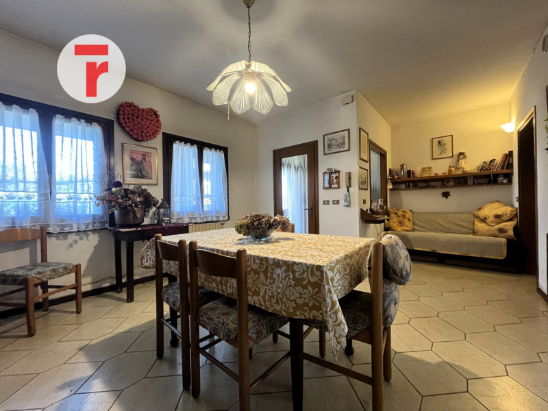 Ci troviamo nel Comune di Limena, in zona periferica verdeggiante a pochi passi dal centro paese;...