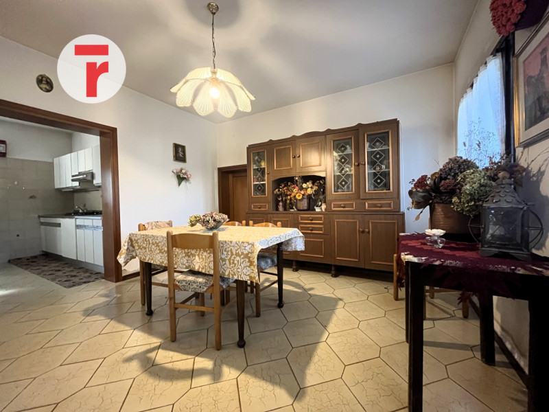 Ci troviamo nel Comune di Limena, in zona periferica verdeggiante a pochi passi dal centro paese;...