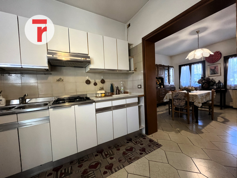 Ci troviamo nel Comune di Limena, in zona periferica verdeggiante a pochi passi dal centro paese;...