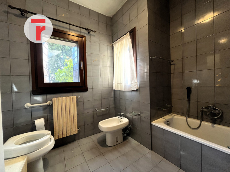 Ci troviamo nel Comune di Limena, in zona periferica verdeggiante a pochi passi dal centro paese;...