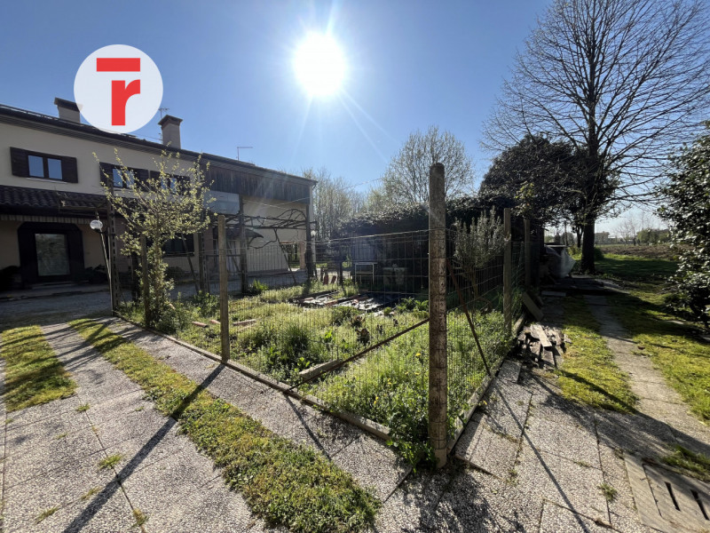 Ci troviamo nel Comune di Limena, in zona periferica verdeggiante a pochi passi dal centro paese;...