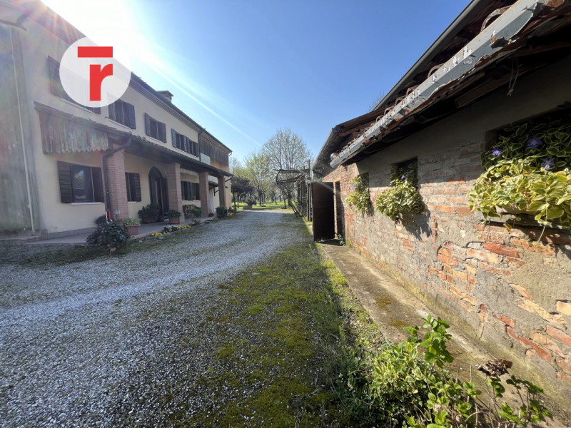 Ci troviamo nel Comune di Limena, in zona periferica verdeggiante a pochi passi dal centro paese;...