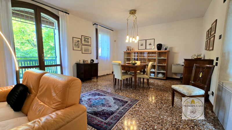 Rif. S399 – In uno dei quartieri residenziali più tranquilli del suggestivo paese collinare di Ba...