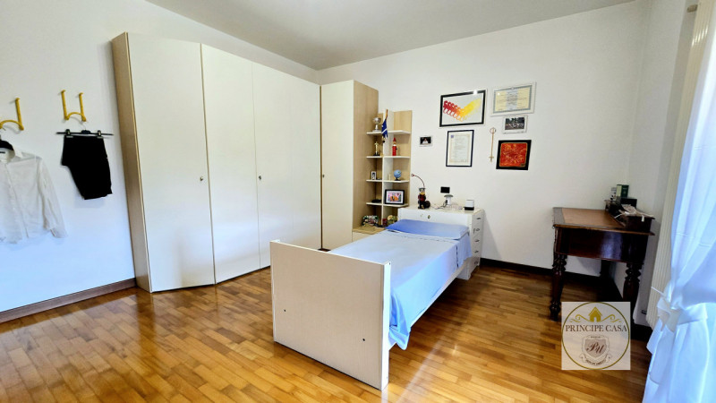 Rif. S399 – In uno dei quartieri residenziali più tranquilli del suggestivo paese collinare di Ba...