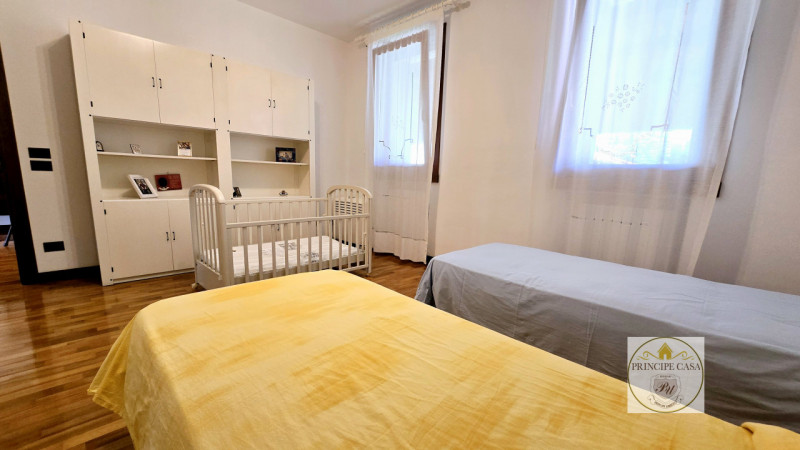 Rif. S399 – In uno dei quartieri residenziali più tranquilli del suggestivo paese collinare di Ba...