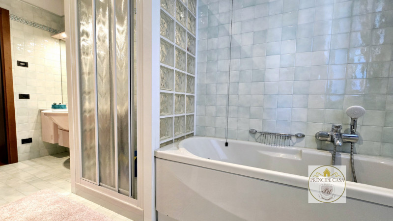 Rif. S399 – In uno dei quartieri residenziali più tranquilli del suggestivo paese collinare di Ba...