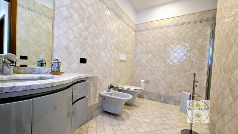 Rif. S399 – In uno dei quartieri residenziali più tranquilli del suggestivo paese collinare di Ba...