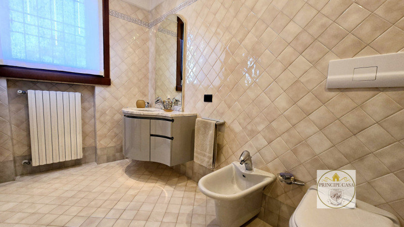 Rif. S399 – In uno dei quartieri residenziali più tranquilli del suggestivo paese collinare di Ba...