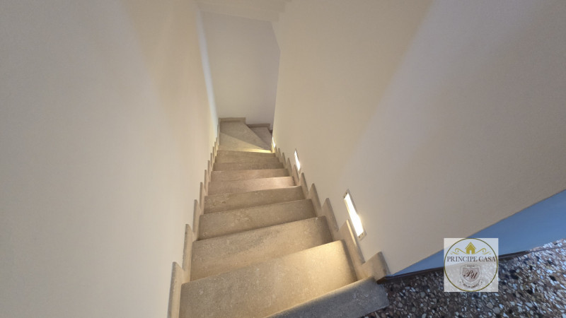 Rif. S399 – In uno dei quartieri residenziali più tranquilli del suggestivo paese collinare di Ba...