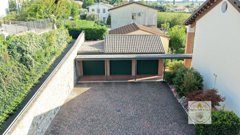 Rif. S399 – In uno dei quartieri residenziali più tranquilli del suggestivo paese collinare di Ba...