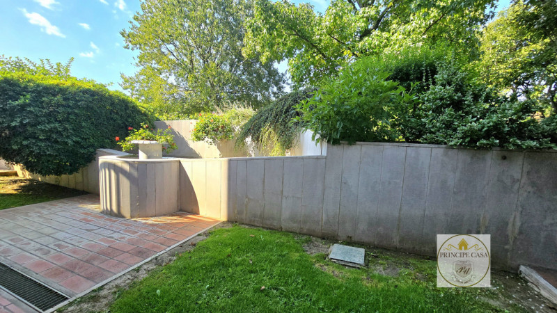 Rif. S399 – In uno dei quartieri residenziali più tranquilli del suggestivo paese collinare di Ba...