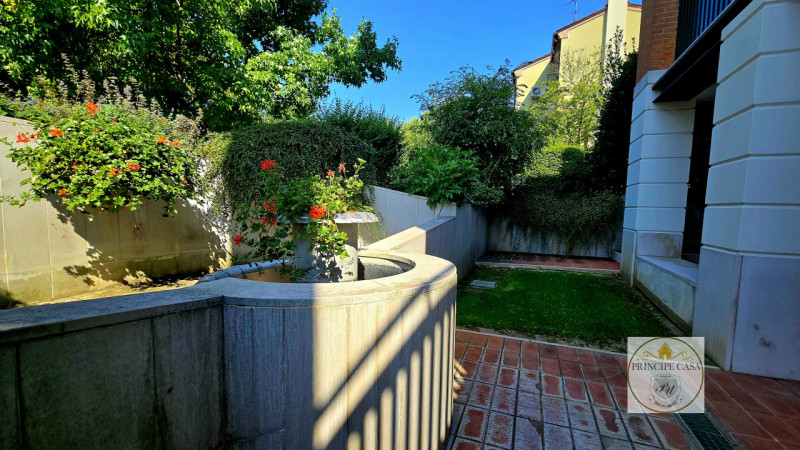 Rif. S399 – In uno dei quartieri residenziali più tranquilli del suggestivo paese collinare di Ba...