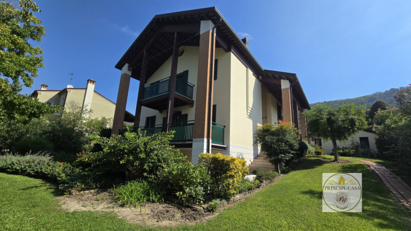 Rif. S399 – In uno dei quartieri residenziali più tranquilli del suggestivo paese collinare di Ba...