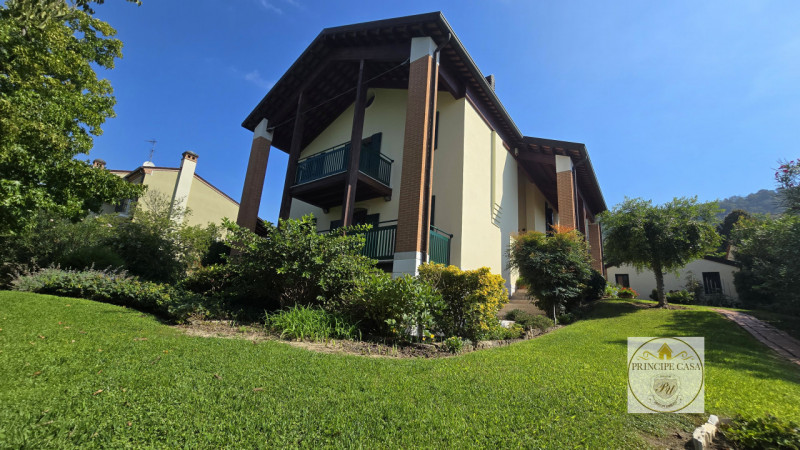 Rif. S399 – In uno dei quartieri residenziali più tranquilli del suggestivo paese collinare di Ba...