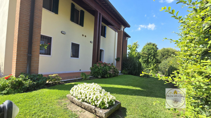 Rif. S399 – In uno dei quartieri residenziali più tranquilli del suggestivo paese collinare di Ba...