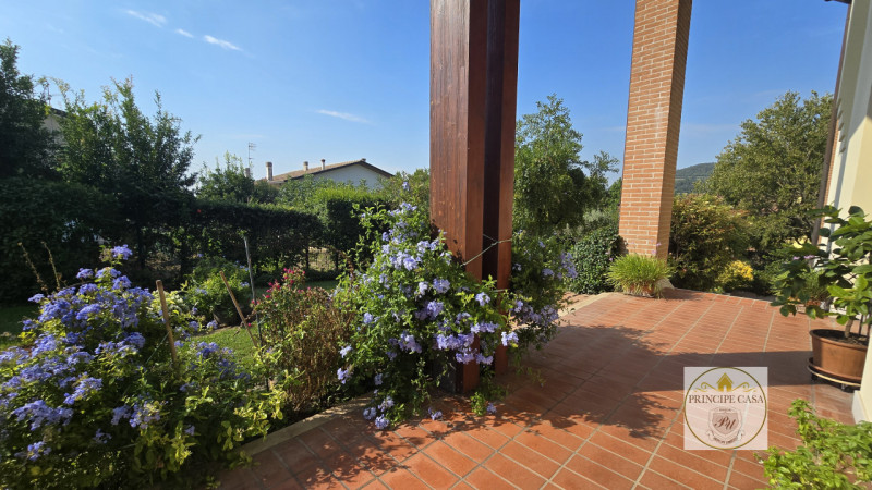 Rif. S399 – In uno dei quartieri residenziali più tranquilli del suggestivo paese collinare di Ba...