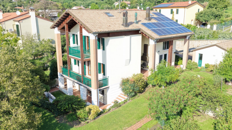 Rif. S399 – In uno dei quartieri residenziali più tranquilli del suggestivo paese collinare di Ba...