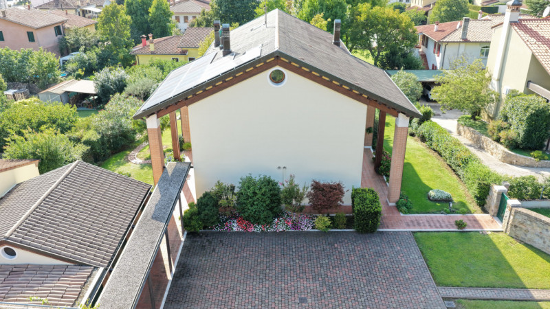 Rif. S399 – In uno dei quartieri residenziali più tranquilli del suggestivo paese collinare di Ba...