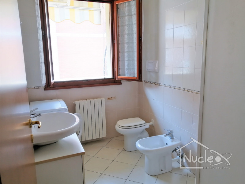 Affittasi monolocale completamente arredato al secondo ed ultimo piano. L'immobile è composto da ...