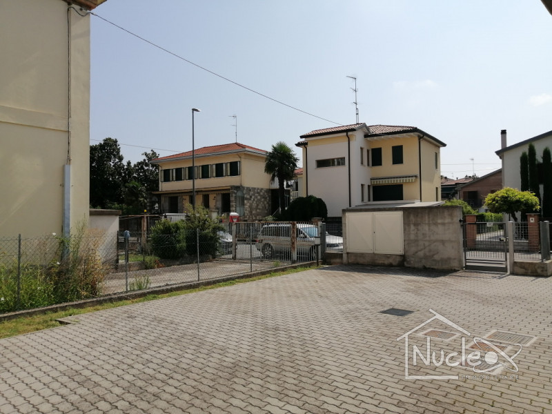 Affittasi monolocale completamente arredato al secondo ed ultimo piano. L'immobile è composto da ...