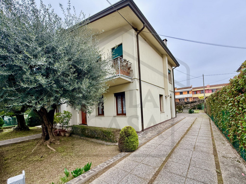 MONTEGROTTO TERME - Casa singola nel cuore della città termale, sviluppata su due livelli fuori t...