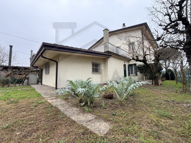 MONTEGROTTO TERME - Casa singola nel cuore della città termale, sviluppata su due livelli fuori t...