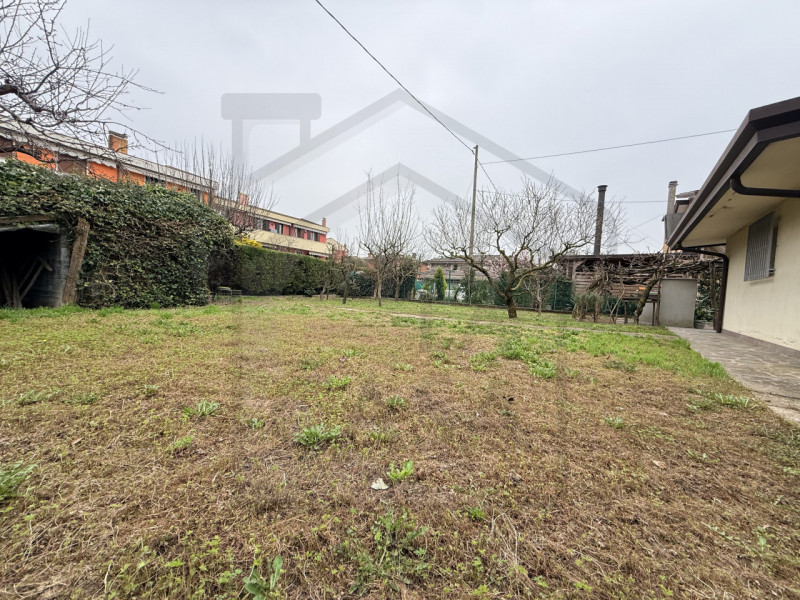 MONTEGROTTO TERME - Casa singola nel cuore della città termale, sviluppata su due livelli fuori t...