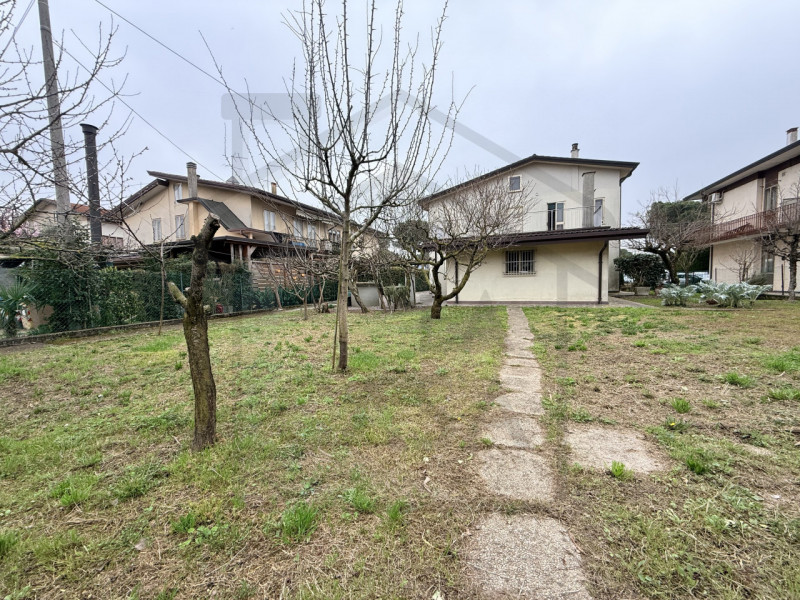 MONTEGROTTO TERME - Casa singola nel cuore della città termale, sviluppata su due livelli fuori t...