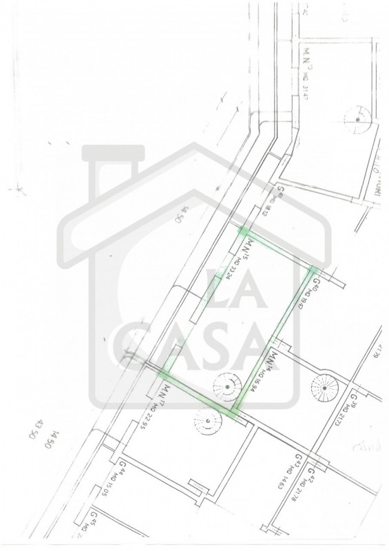 Eclusivo spazio commerciale, con una superficie di 90 mq, l'immobile si distingue per la sua posi...