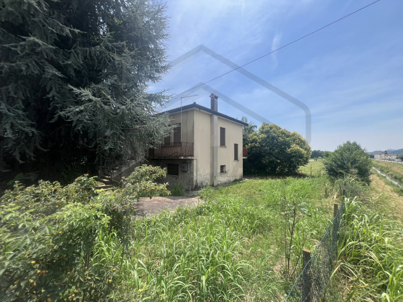MONTEGROTTO TERME - In località Mezzavia, a breve distanza dal centro di Montegrotto Terme, propo...