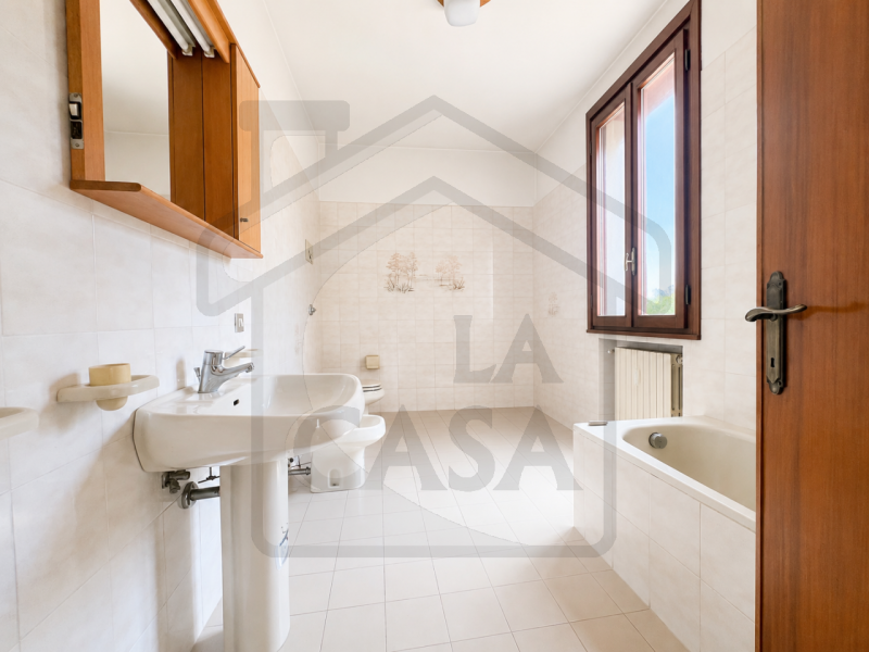 MONTEGROTTO TERME - In località Mezzavia, a breve distanza dal centro di Montegrotto Terme, propo...