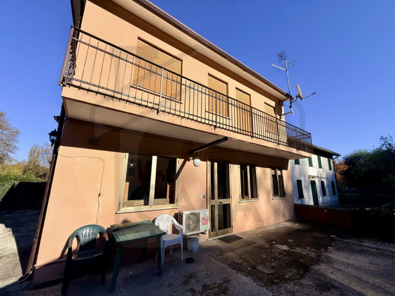 MONTEGROTTO TERME - In una splendida zona verde di Montegrotto Terme, precisamente nella tranquil...