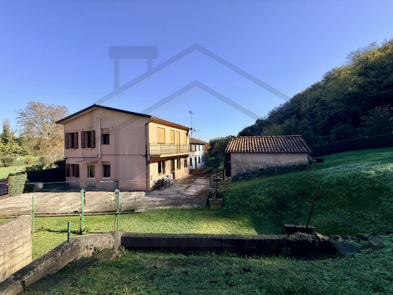 MONTEGROTTO TERME - In una splendida zona verde di Montegrotto Terme, precisamente nella tranquil...