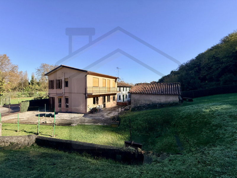 MONTEGROTTO TERME - In una splendida zona verde di Montegrotto Terme, precisamente nella tranquil...