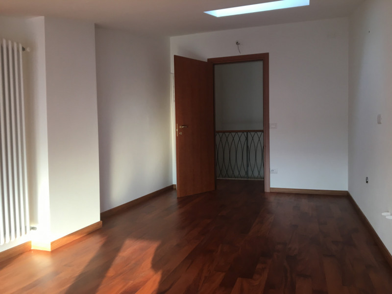 All'interno di una signorile palazzina, proponiamo un ampio appartamento duplex al secondo piano,...