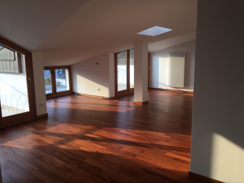 All'interno di una signorile palazzina, proponiamo un ampio appartamento duplex al secondo piano,...