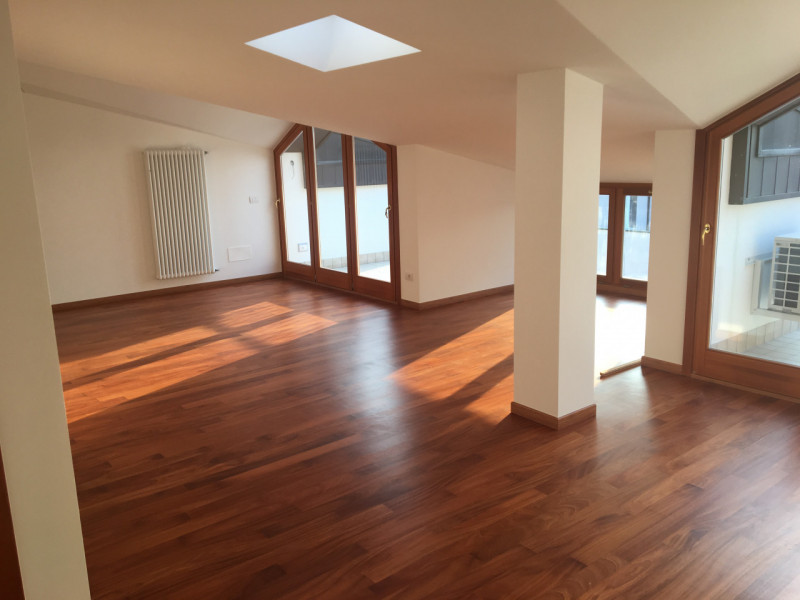 All'interno di una signorile palazzina, proponiamo un ampio appartamento duplex al secondo piano,...