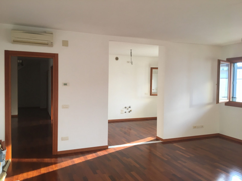 All'interno di una signorile palazzina, proponiamo un ampio appartamento duplex al secondo piano,...