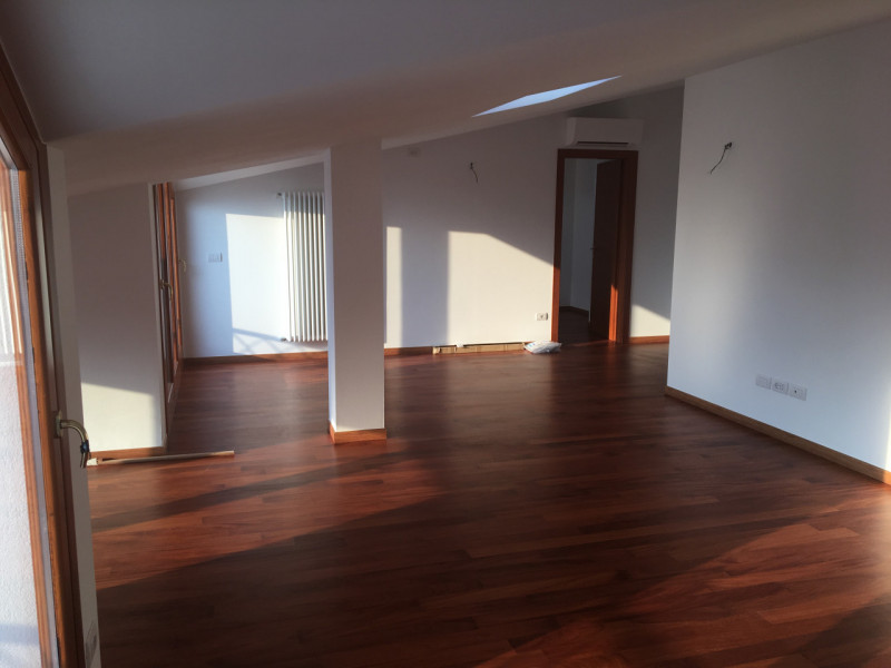 All'interno di una signorile palazzina, proponiamo un ampio appartamento duplex al secondo piano,...