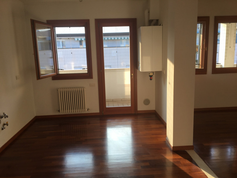 All'interno di una signorile palazzina, proponiamo un ampio appartamento duplex al secondo piano,...